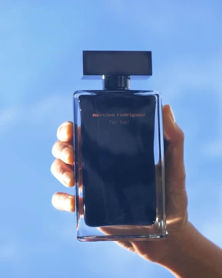 のインスタグラム：「Spritz on some luxury every morning. • Tap the link in our bio to shop Valentine’s Day gifts that bring us closer.」