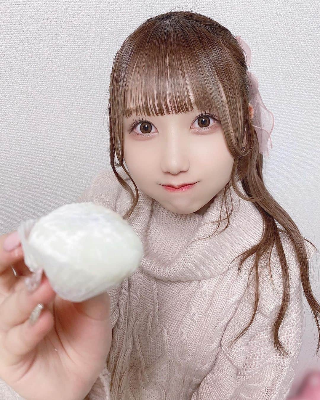 楠木しゅりさんのインスタグラム写真 - (楠木しゅりInstagram)「共食い ₍ᐢ− ̫ −ᐢ₎？？ よくみると口に粉ついてる、」1月29日 0時33分 - kusunoki_shuri