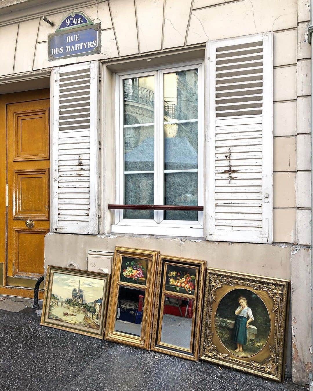 My Little Parisさんのインスタグラム写真 - (My Little ParisInstagram)「Sortir du cadre. 🇬🇧 : Think outside of the (framed) box. (📸 @pia_mbd)」1月29日 0時40分 - mylittleparis