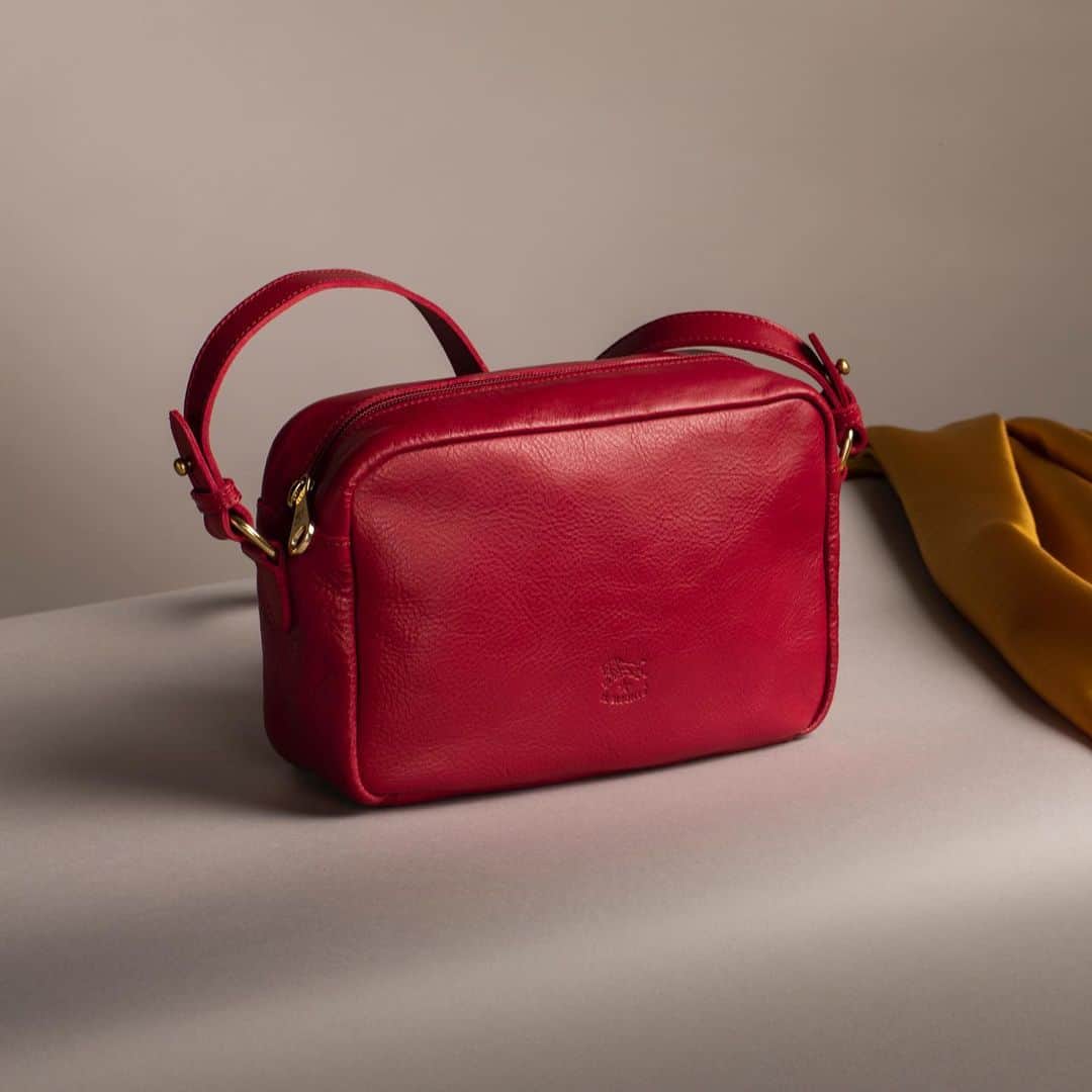 イルビゾンテのインスタグラム：「Essential, light and versatile: our cowhide leather shoulder bags are the perfect life companions for those who love the unique style of Il Bisonte and the absolute comfort of a product capable of accompanying you at any time and on any occasion. #ilbisonte #madeinitaly #leatherbags #crossbodybag」