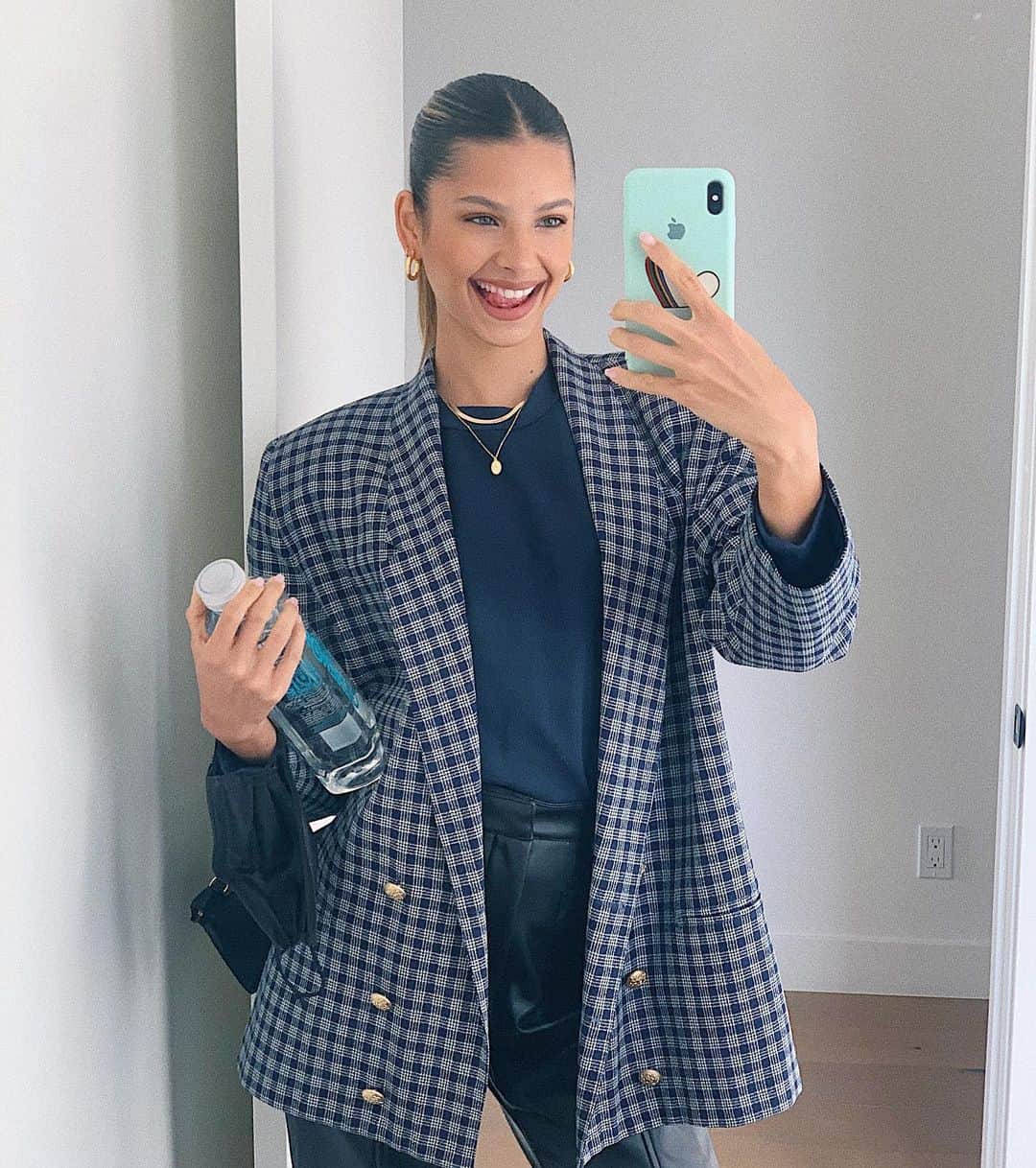 ブルーナ・リリオのインスタグラム：「🤪🙃 omw」