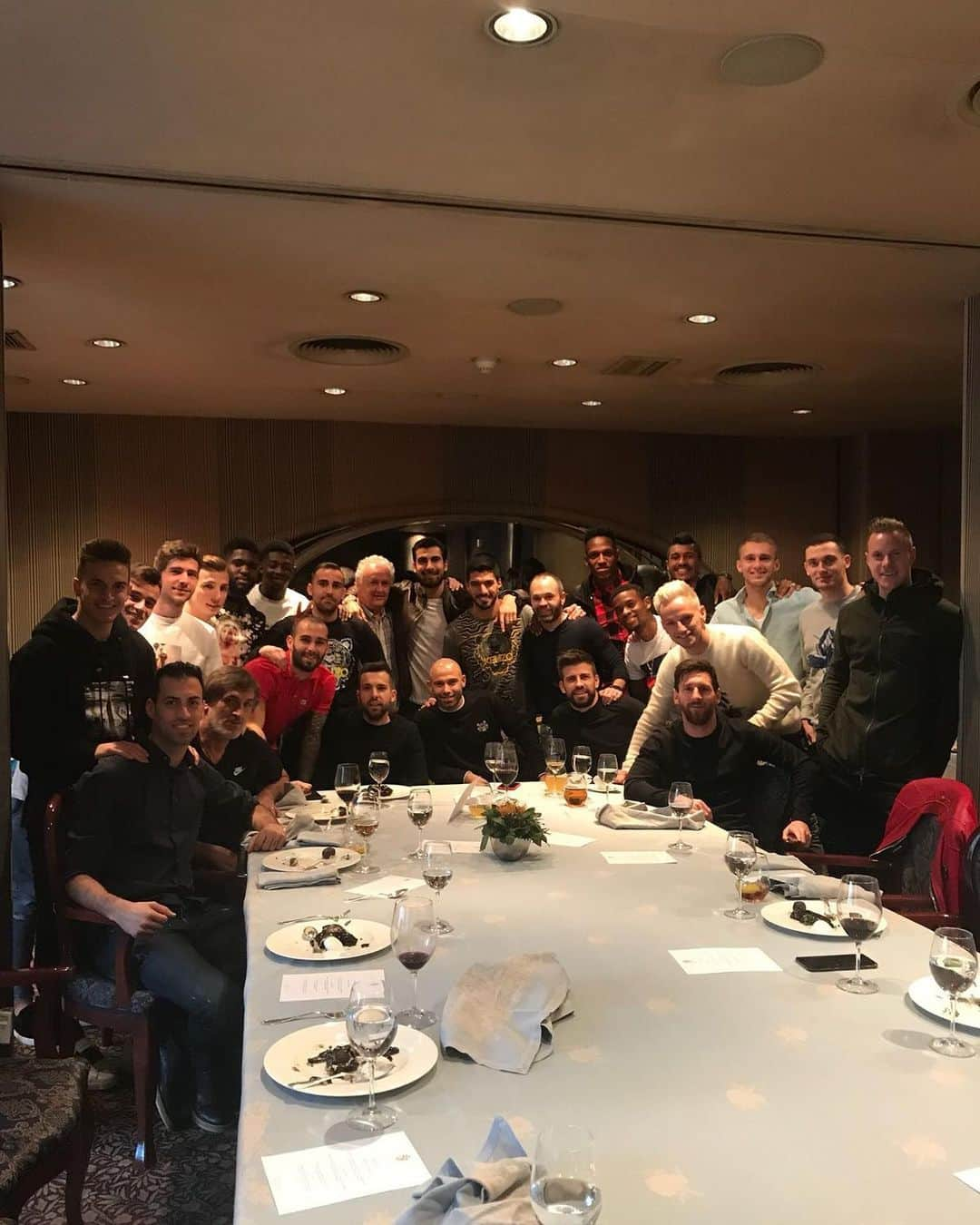 ハビエル・マスチェラーノのインスタグラム：「#tbt🔙📸 Comida de despedida del @fcbarcelona」