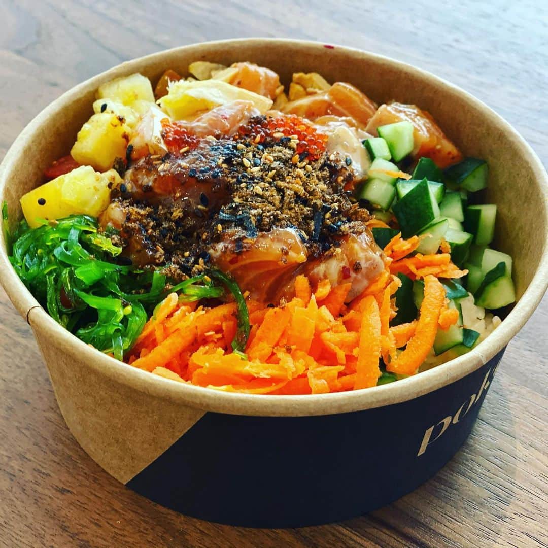 大西蘭のインスタグラム：「・ 初めて食べたPoke Theory🥣 ・ 店内に書いてあるオーダー方法を凝視していたら、スタッフのお姉さんが優しく誘導してくれて、無事オーダーできました🤣 ・ 初だから、signature 酢飯、signature 味のサーモン、にしておきました笑 ・ 野菜もたっぷりで食べ応えアリ👍 ・ ガーリックフレーバーがかなり強いので、ランチに食べる時はガーリックを抜いてもらった方が良いかと思います🧄 ・ ・  🚩『Poke Theory』 #01-04, 111 Somerset, 111 Somerset Rd, 238164 シンガポール国内、5店舗あるみたいです💡 ・ ・ @poketheorysg ・ #poketheory  #sg #sgfood #singapore #singaporelife﻿ #料理 #グルメ #レストラン #シンガポール #シンガポール駐在 #シンガポールグルメ #シンガポールカフェ #シンガポール生活 #シンガポールライフ #シンガポール在住 #シンガポール暮らし #シンガポール観光 #シンガポールランチ #シンガポールおすすめ #ポケセオリー」