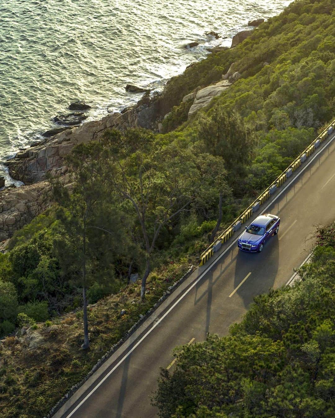ロールス・ロイスのインスタグラム：「An azure blue Ghost befitting of its luscious coastal surroundings.  Captivating in its simplicity and agility, Ghost belongs everywhere.  Discover #RollsRoyceGhost; link in bio.  — NEDC (combined): CO2 emission: 343 g/km; Fuel consumption: 18.8 mpg / 15.0 l/100km. WLTP (combined): CO2 emission: 347-358 g/km; Fuel consumption: 18 – 18.6 mpg / 15.2-15.7 l/100km.」