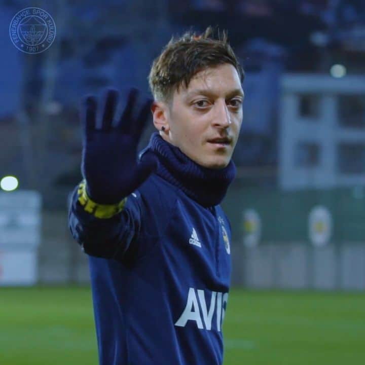 メスト・エジルのインスタグラム：「İlk idman günleri başlıyor ✅ güzel şeyler bizi bekliyor inşaallah 💛💙 First days @fenerbahce ✅ so excited about everything that is just in front of me 💛💙」