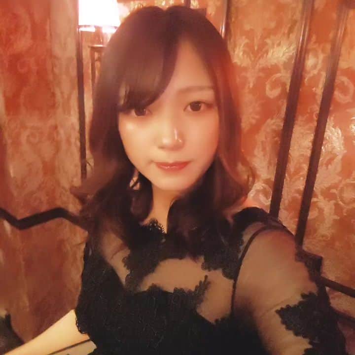 のインスタグラム：「R-GROUPさんのモデル撮影してきました💜 Twitterに貼ったとのとは別の店内ぐるっと動画ですっ('ω'○)ぐるる〜 . https://t.co/BDIHcVe30s https://t.co/jJliEqED9r . #ガールズバー #モデル #girlsbar #被写体 #グラビア #japanesegirl #model #dress #bar」