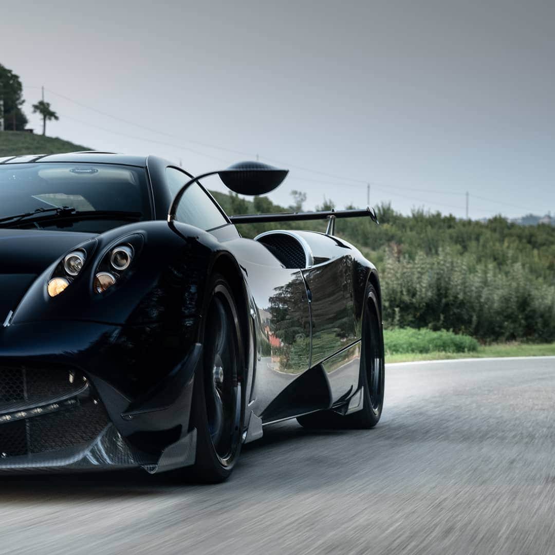 パガーニ・アウトモビリさんのインスタグラム写真 - (パガーニ・アウトモビリInstagram)「Pagani Automobili always goes to great lengths when making the customer dreams come true. The Huayra 760VR is surely a great example of made-to-measure restyling and technological upgrade according to the owner's taste and will.   Stunning 📸 by @thezaidchronicles   #pagani #huayra #huayra760vr」1月29日 0時57分 - paganiautomobili