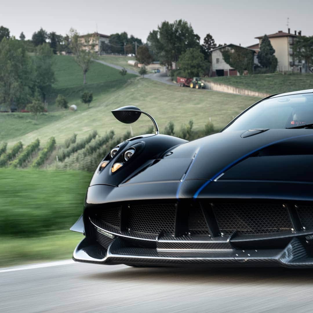 パガーニ・アウトモビリのインスタグラム：「Pagani Automobili always goes to great lengths when making the customer dreams come true. The Huayra 760VR is surely a great example of made-to-measure restyling and technological upgrade according to the owner's taste and will.   Stunning 📸 by @thezaidchronicles   #pagani #huayra #huayra760vr」