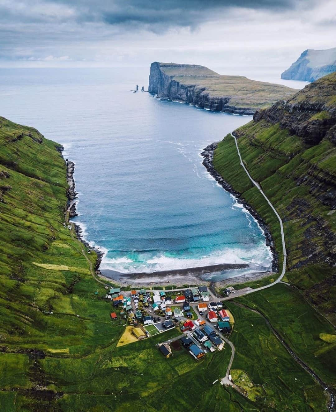 Earth Picsさんのインスタグラム写真 - (Earth PicsInstagram)「Life on the Faroe Islands 🏠 Tag a friend you’d like to explore the Faroe Islands with! 🇫🇴 Photo by @jpkay」1月29日 1時00分 - earthpix