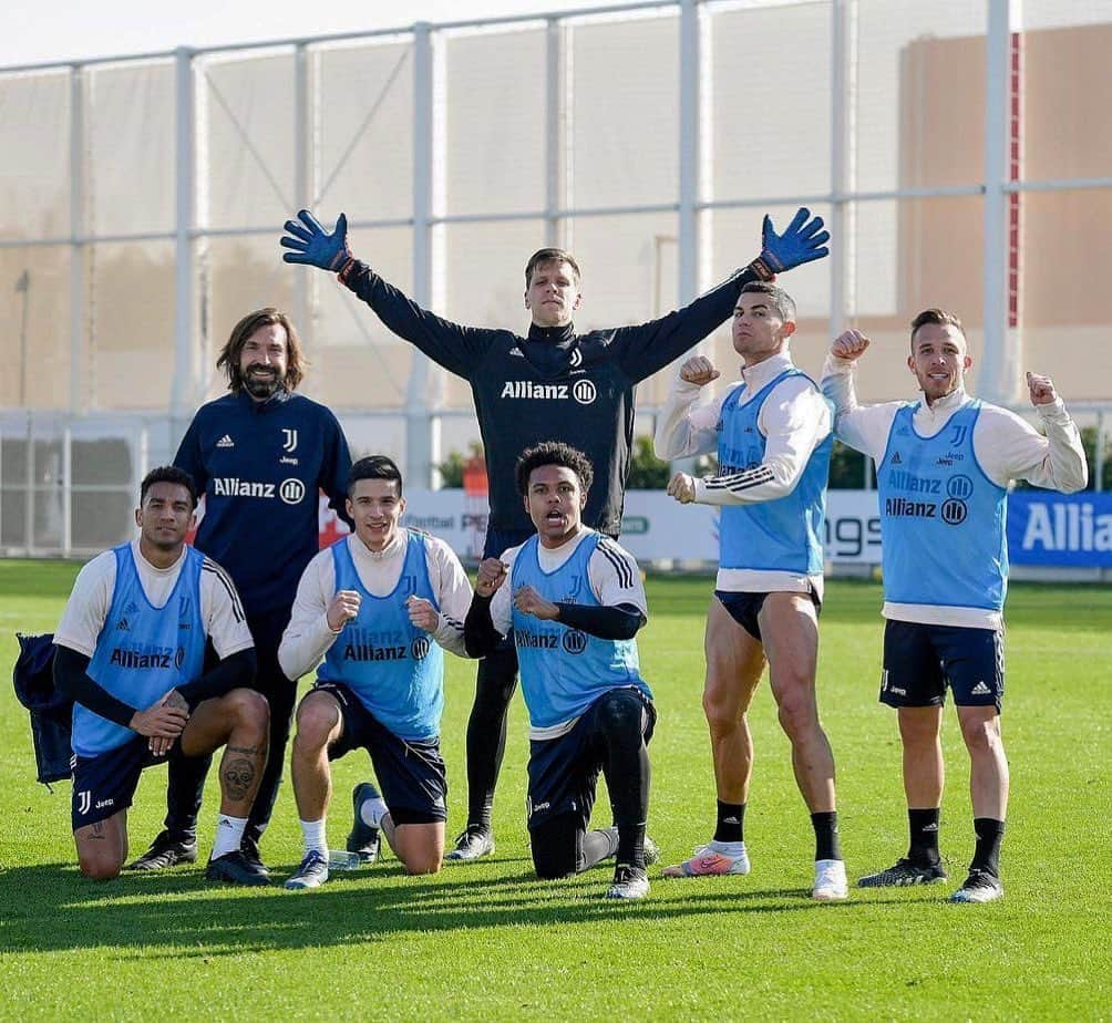 ヴォイチェフ・シュチェスニーのインスタグラム：「I present to you...the winning team😎💪  #FinoAllaFine #Training」