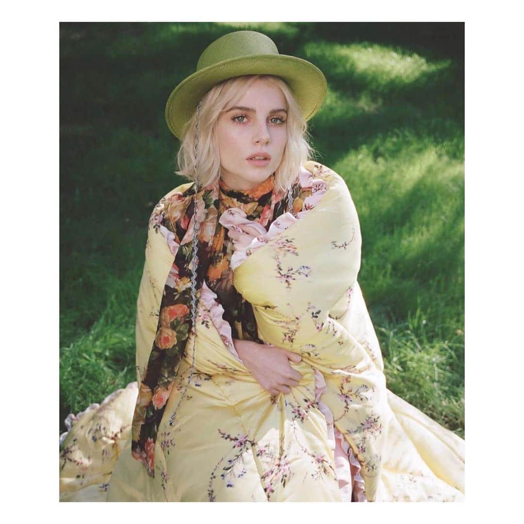 のインスタグラム：「@lucyboynton1 wrapped in @preenhome #eiderdown」