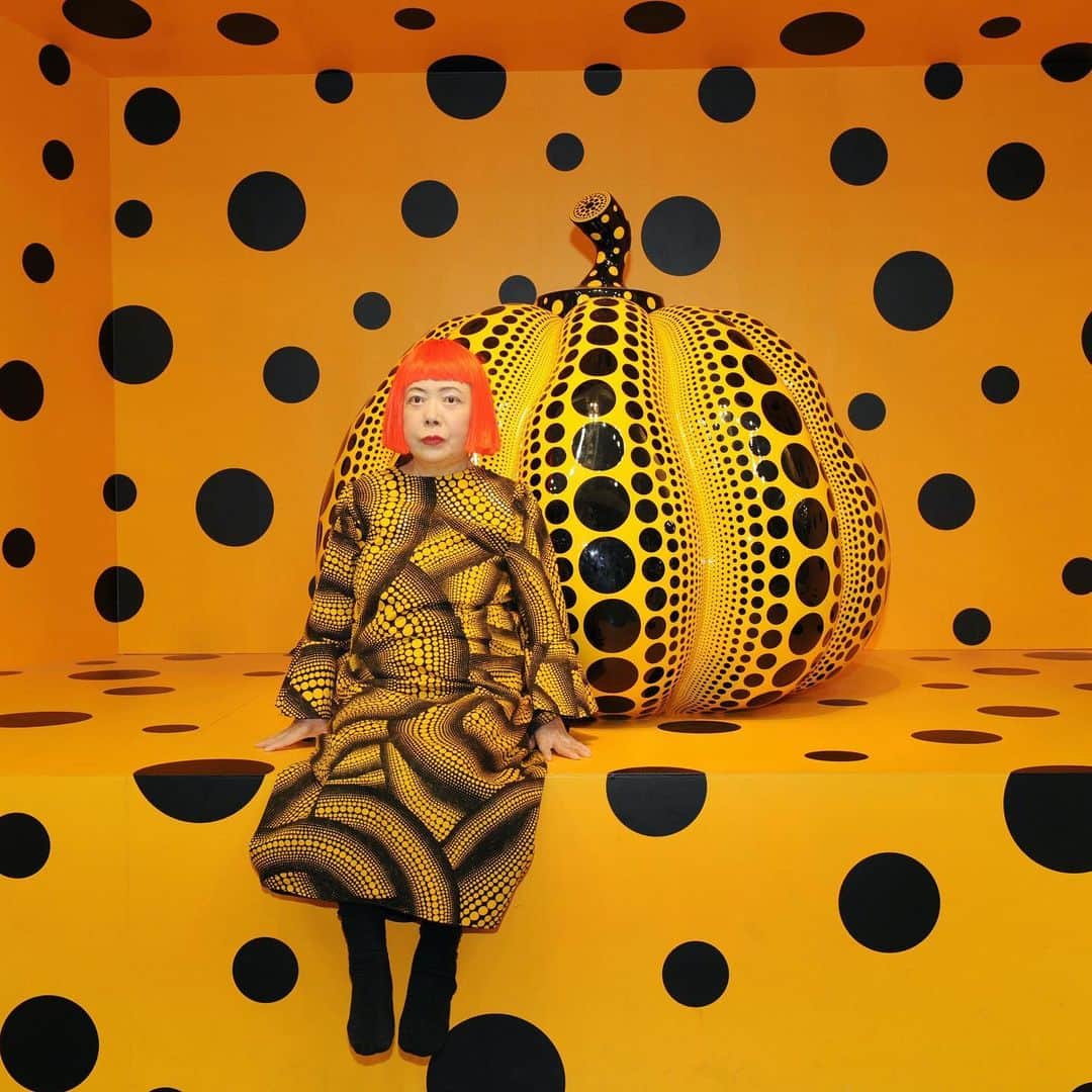 ニューヨーク植物園のインスタグラム：「Just announced—KUSAMA: Cosmic Nature opens April 10, exclusively at NYBG! . Kusama will reveal her lifelong fascination with the natural world, beginning with her childhood spent in the greenhouses and fields of her family's seed nursery. Spectacular installations across our 250-acre landscape will feature the artist's multifaceted art, including "Hymn of Life—Tulips" (2007), "Narcissus Garden" (2016), and "Ascension of Polka Dots on the Trees" (2018)—as well as new monumental sculptures making their debut. . Our Patrons pre-sale begins March 9, the Members pre-sale starts on March 11, and tickets go on sale to the public beginning March 16. Due to New York State and City guidelines for social distancing and visitor safety, tickets are limited, so be sure to sign up for ticket alerts so you don't miss out. Hit the link in our bio to learn more. . Kusama with Pumpkin, 2010 © YAYOI KUSAMA. Courtesy of Ota Fine Arts, Tokyo / Singapore / Shanghai; Victoria Miro, London; David Zwirner, New York . Hymn of Life–Tulips, 2007, Mixed media. Courtesy of the City of Beverly Hills . Narcissus Garden, 2016, The Glass House, New Canaan, CT. 1,400 stainless steel spheres. Collection of the artist. Courtesy of Ota Fine Arts, Tokyo/Singapore/Shanghai; David Zwirner, New York; Victoria Miro, London . Ascension of Polka Dots on the Trees, 2018, Cleveland Museum of Art. Printed polyester fabric. Collection of the artist . #KusamaNYBG #YayoiKusama」