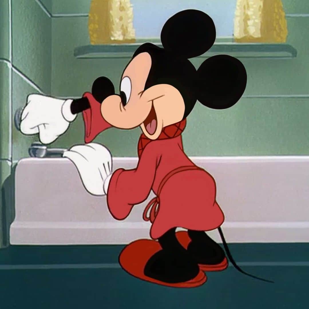 ミッキーマウスのインスタグラム：「Look who crashed Mickey's bath! 🛁  Do you remember the name of this classic short?」