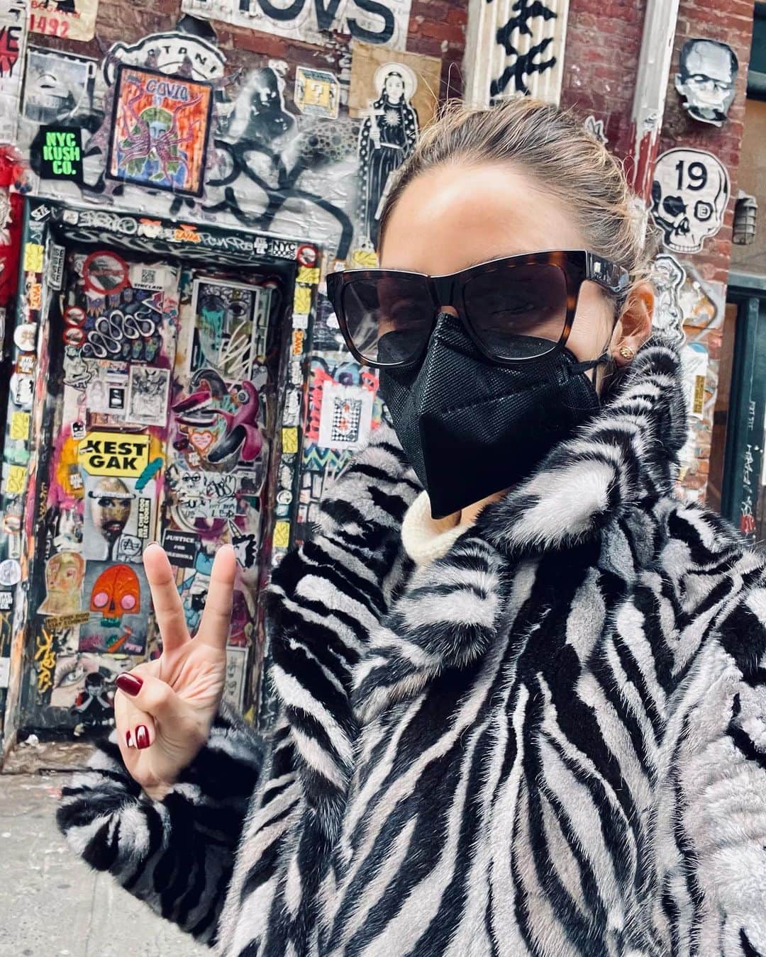 オリヴィア・パレルモのインスタグラム：「Feeling the black and white stripes today 🦓」