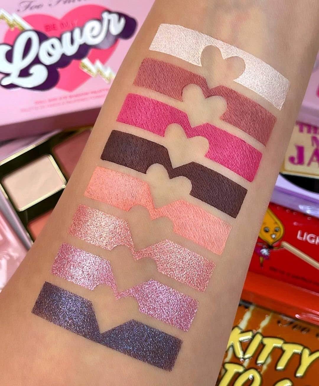Too Facedのインスタグラム：「Major HEART EYES for 👆 @gleidy_loves_makeup gives us all the Valentine feels with her swatches of our Be My Lover Mini Eye Shadow Palette! 💘 #regram #toofaced」