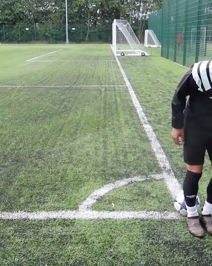 F2Freestylersのインスタグラム：「Wait....what? ⚽️🦵🏽🤯」