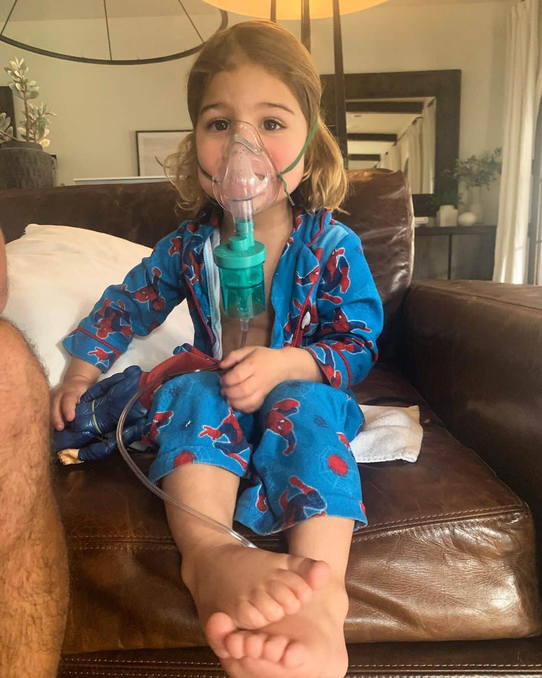 Jessie Jamesさんのインスタグラム写真 - (Jessie JamesInstagram)「Went to the hospital again last night.  3rd time in 6 weeks. Every time he gets a tiny cold he starts wheezing and his oxygen levels drop and heart rate goes up.  Ultimately I’m being told he has Asthma even though he’s pretty young to diagnose.  It’s scary to watch his vitals drop, hear his grunting and see his chest struggling so much to take a breath. After he threw up for the 3rd time ( I think from coughing so much) ( no fever) I knew it was time to take him in.  Thank god for my sister @sydneyraebass and her guidance. She’s like the go to nurse for this since she’s been through so much with Brooklyn being a preemie and her lungs. They gave him stronger meds and treatments and watched him through the night. Going to see an allergist to see if maybe something is triggering the attacks.  So confusing for a parent to have this issue and just not know what to do or why it’s happening. He was born full term and 9 lbs and no issues until last year and becoming more chronic. He’s a champ but it breaks my heart when he tells me “mommy my chest hurts” in his sad little voice.  I don’t love to post too much of this kind of stuff because my babies are precious to me. But I’ve had some amazing advice from fellow insta moms that I genuinely appreciate. So thank you. It’s that kind of mamas helping mamas community on here i really appreciate.  So I just want to know from this post if any other parents have experienced this? Other than an allergist and a specialist did this go away for your babies? I wonder if he’s now allergic to pet hair?」1月29日 1時31分 - jessiejamesdecker