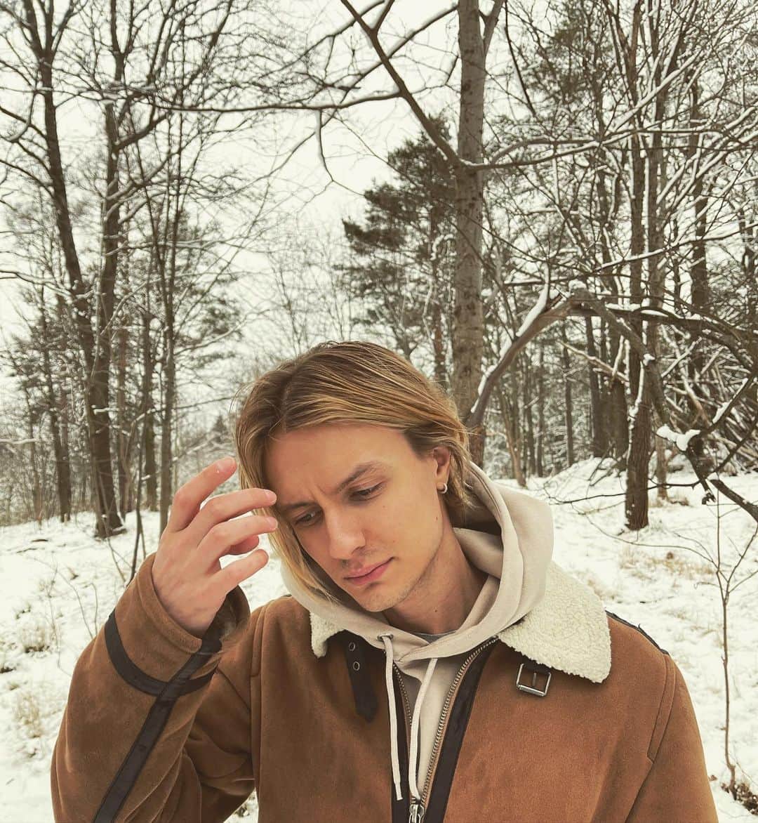 オスカー・エーネスタードのインスタグラム：「Tbx online igen. Hoppas alla mår dunder och e tagg på ny musik! 🐻」