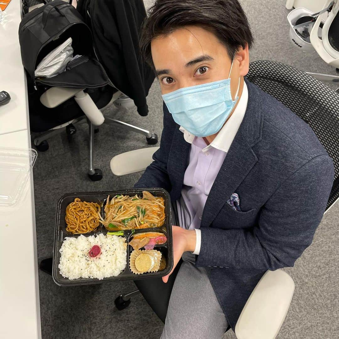 濱田隼平のインスタグラム：「きょうの晩御飯。レバニラ弁当。 あなたはレバニラ派？ニラレバ派？ #アナウンサーの晩御飯 #アナご飯」