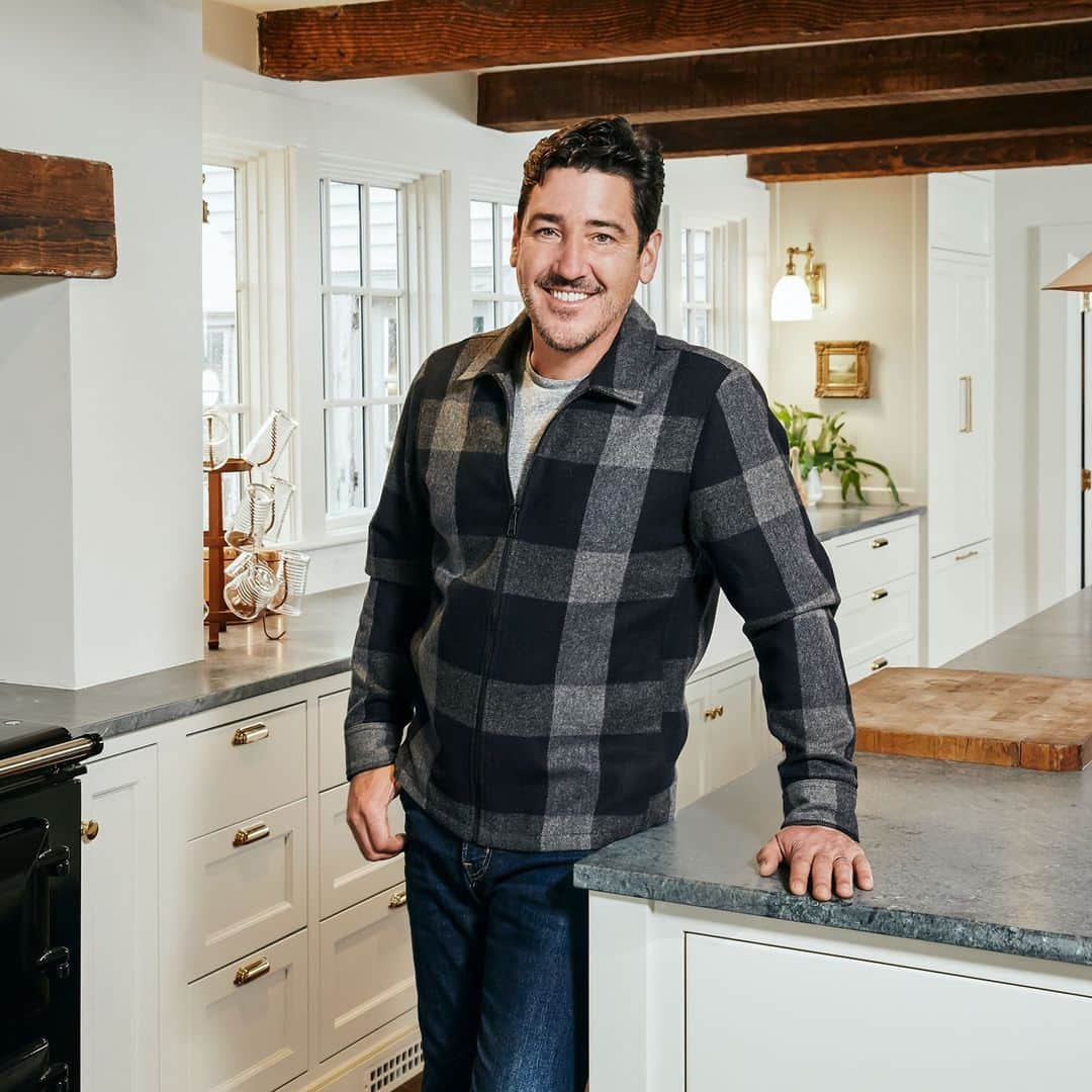 HGTVさんのインスタグラム写真 - (HGTVInstagram)「There's a new show on the HGTV block! #FarmhouseFixer with @jonathanrknight premieres Wednesday, March 3 at 9|8c. 🏡🐓 Visit the link in bio for more details! 🔝」1月29日 1時25分 - hgtv