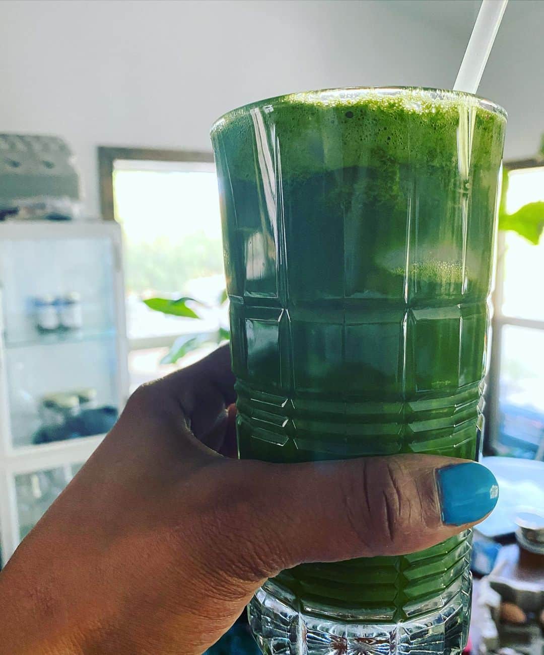 ケリスのインスタグラム：「Good mornting! Orange, lemon, lime, moringa, turmeric, ginger,black pepper, kale ,celery, cucumber, pomegranate GOLD MINE juice/smoothie mix coming soon ! @bountyandfull it's a lifestyle」