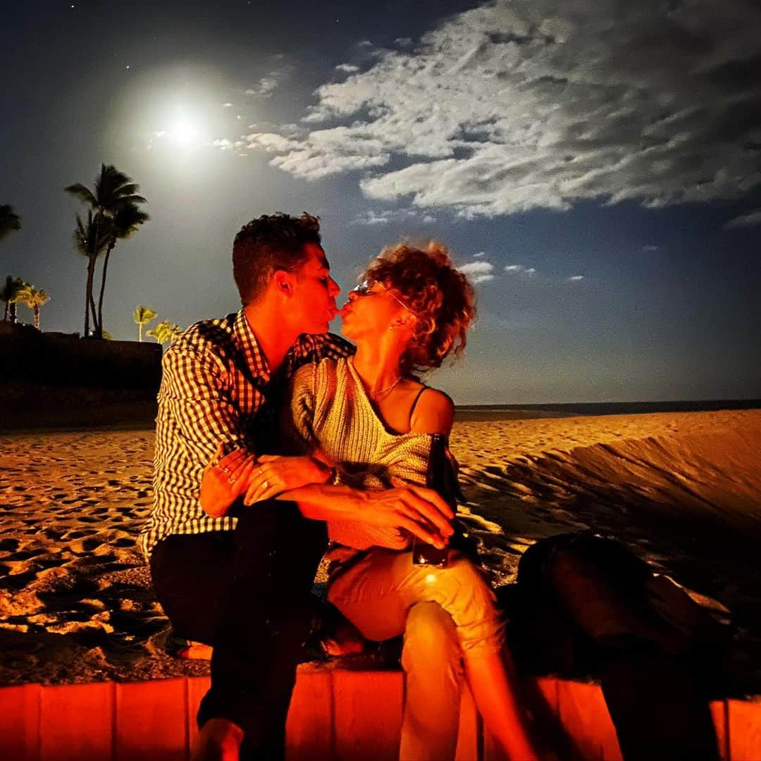 サラ・ハイランドのインスタグラム：「#TBT to a Full Moon on a beach with @wellsadams 🥰」