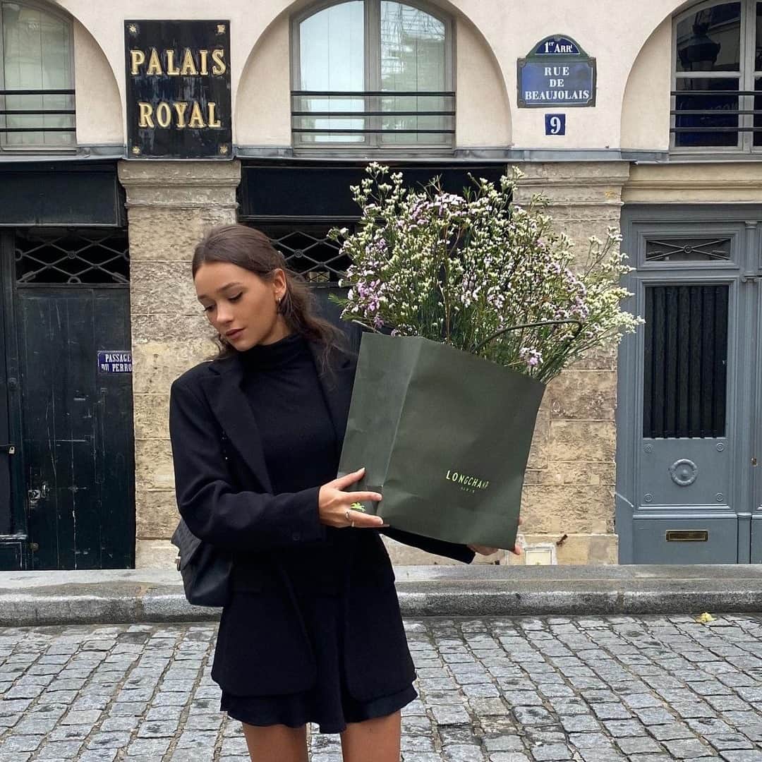 Longchampのインスタグラム：「Came into the store for a handbag. Came out of the store with a handbag... but also flowers. @laurafaujanet is #TresParis  #LongchampTresParis #Longchamp」