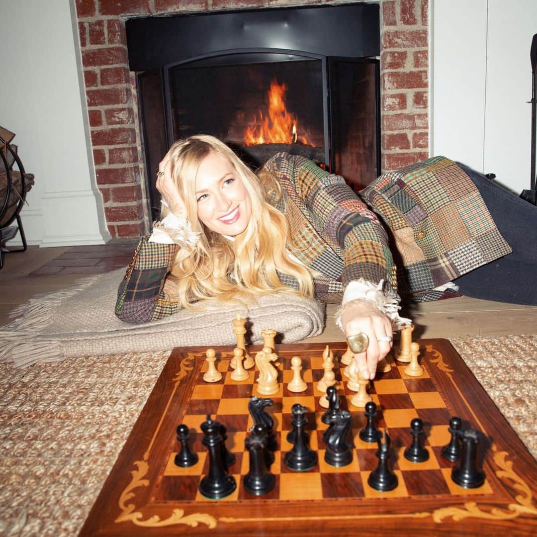 ベス・ベアーズのインスタグラム：「Everyone gets into full glam like this to play chess right ?? 👏🏻😆 @jessierocks for #NYTIMES outtakes  @hairbyaviva @kmannmakeup」