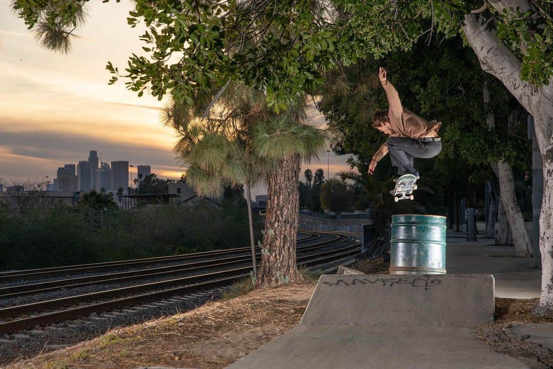 CANON USAさんのインスタグラム写真 - (CANON USAInstagram)「Photo by #CanonExplorerOfLight @atibaphoto  "I’m really loving the new Speedlite EL-1 flashes. I think using a flash at sunset is always the best time to shoot skateboarding. The colors are so rich and in this instance I got super lucky having train tracks and downtown Los Angeles as a background."  📸  #Canon EOS 5D Mark IV Lens: EF 24-70mm f/2.8L II USM」1月29日 1時36分 - canonusa