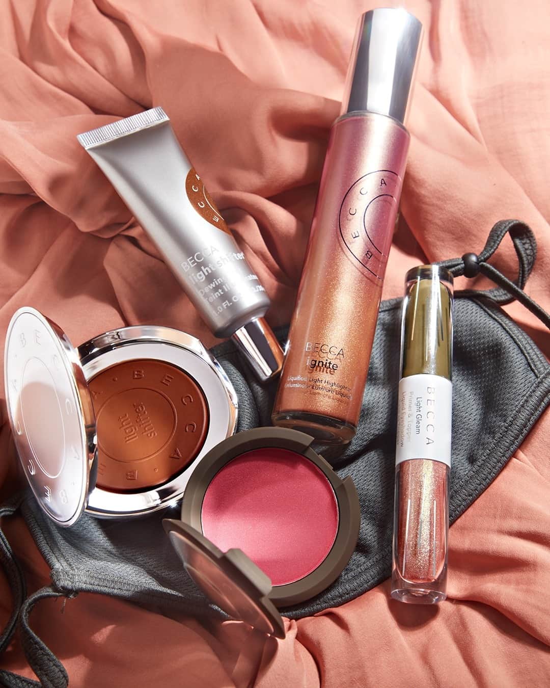 のインスタグラム：「What's your above-the-mask beauty look? Before we mask up, we like to apply our NEW Light Shifter Collection, then add a little color and light with a few of our favorites.  💎 Light Shifter Dewing Tint in Borealis 💎 Light Shifter Finishing Veil 💫 Light Gleam Primer + Topper Liquid Eyeshadow in Dusk ⚡️ Ignite Liquified Light Highlighter  🌺 Mineral Blush in Hyacinth」