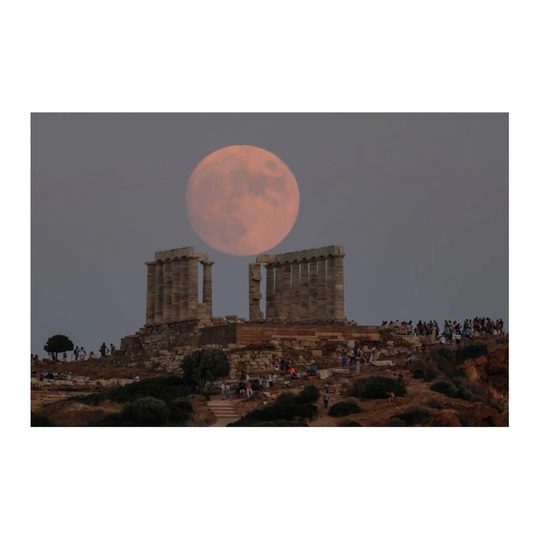 マッタのインスタグラム：「Happy, full moon. The first full moon of 2021, also known as the Wolf Moon...🐺 🌕⠀ Image from @natgeo~ the moon rising above the acient marble columns of the Temple of Poseidon in Cape Sounion, Greece.」