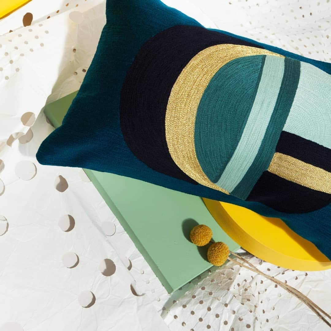 ベンシモンのインスタグラム：「Week-end  J-1 ✨ ​Au programme : se lover dans nos coussins préférés 💙 ​ Et en profiter pour faire un tour sur notre sélection soldée...   ​#bensimon #bensimoncollection #mode #tennis #coussin #coussinbensimon #decobensimon #decorationbensimon」