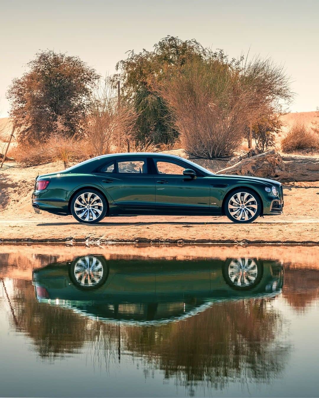 ベントレーさんのインスタグラム写真 - (ベントレーInstagram)「Wander better. The #NewFlyingSpur. #WorldOfBentley _ #Bentley Flying Spur WLTP drive cycle: combined fuel consumption: 19.1 mpg (14.8 l/100 km), combined CO₂: 337 g/km」1月29日 1時56分 - bentleymotors