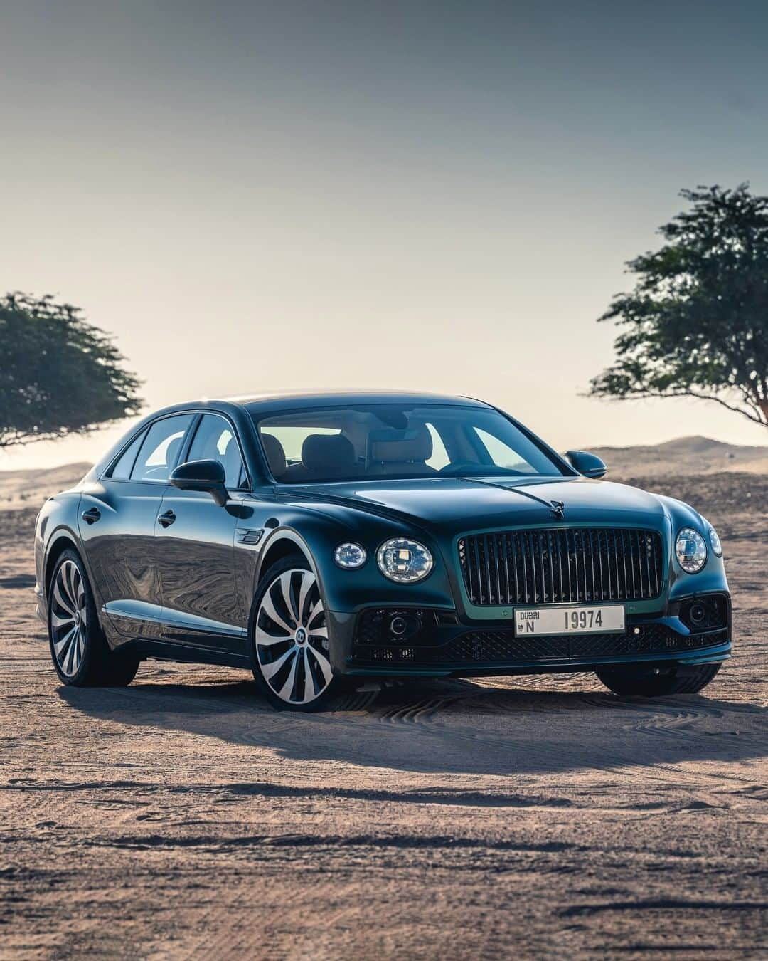 ベントレーさんのインスタグラム写真 - (ベントレーInstagram)「Wander better. The #NewFlyingSpur. #WorldOfBentley _ #Bentley Flying Spur WLTP drive cycle: combined fuel consumption: 19.1 mpg (14.8 l/100 km), combined CO₂: 337 g/km」1月29日 1時56分 - bentleymotors