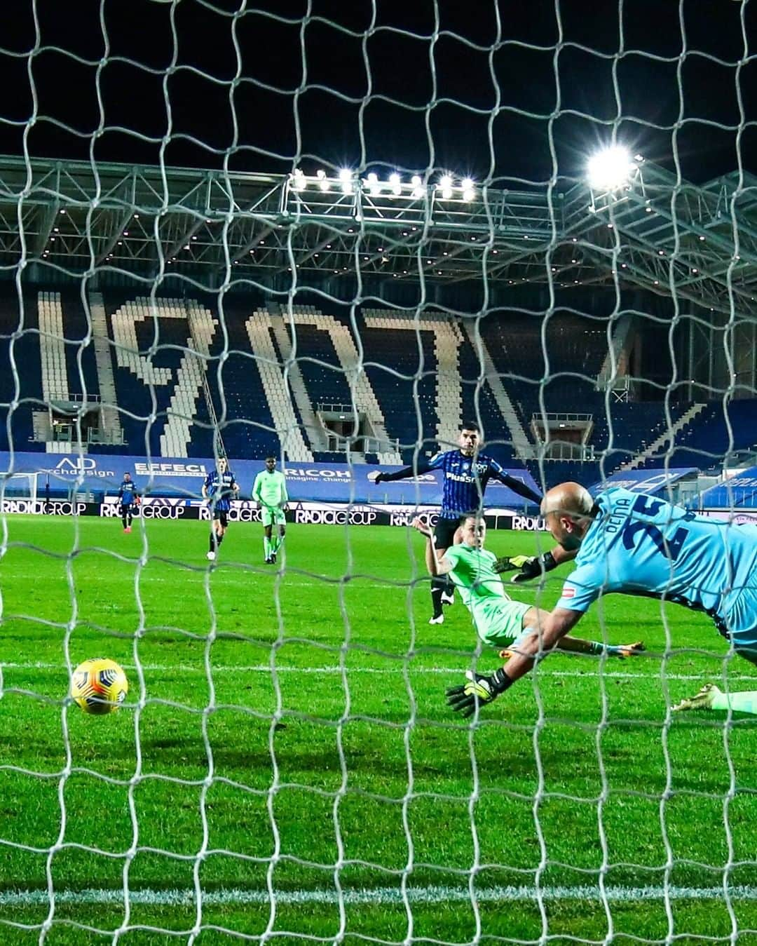 アタランタBCさんのインスタグラム写真 - (アタランタBCInstagram)「Riflettori su @malinovskyi_18! 💡 Lights on #Malinovskyi! 🔥💪🏼 ⠀ #GoAtalantaGo ⚫️🔵 #Atalanta #BergAMO #ForzaAtalanta」1月29日 1時52分 - atalantabc