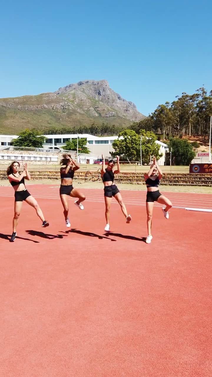 ハンネ・クレスのインスタグラム：「This is how WE do the drip! 😎🎶 Training camp dance 3.0 💃🏼  #jbgirls : @eliselasser @rachelgloriapellaud @camillelaus @hanne.claes   #trackgirls #dance #workout #trainingcamp #fitgirls #fitness #fit #fun #thedrip #challenge #sport #gym #workoutmotivation #fitfam #lifestyle #exercise #healthylifestyle」