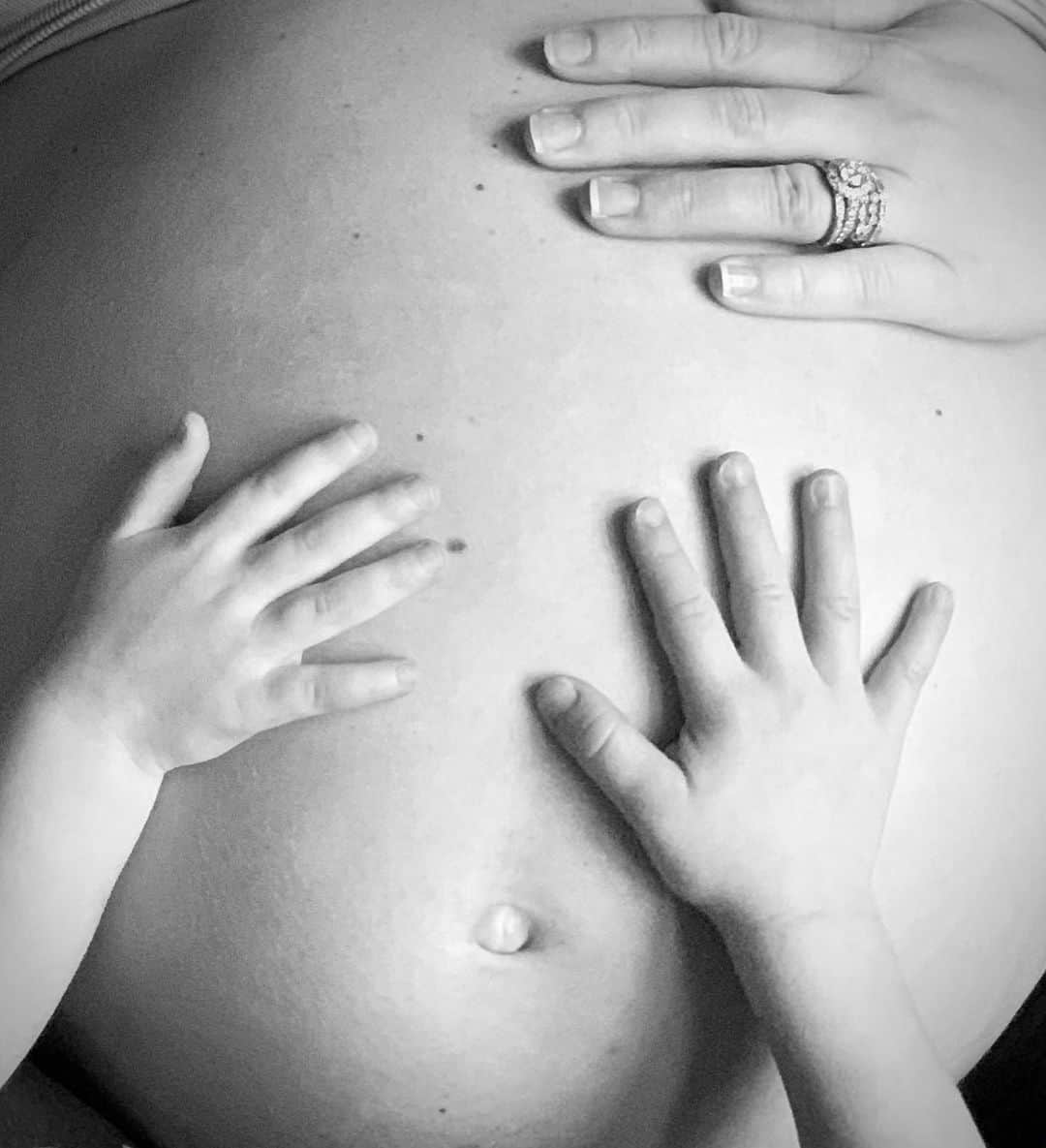 カーリー・パターソンさんのインスタグラム写真 - (カーリー・パターソンInstagram)「We can’t wait to meet you little one🤍」1月29日 1時53分 - carlypatterson04