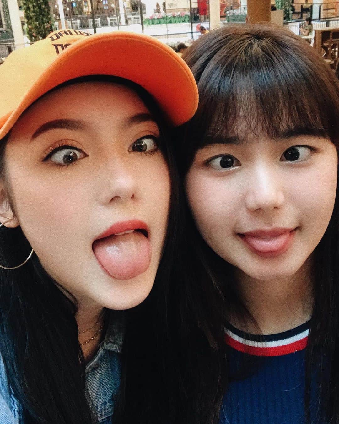 ヤンニーン・ワイゲルのインスタグラム：「Happy Birthday to my BEST FRIEND & sister from another mister @ploynarinn 🥳🎂✨ อายุ 20 เท่ากันละนะพลอย! แก่ตามๆกันไป555555 รู้จักกันมาตั้งแต่เด็กๆละเน้อะ พลอยเป็นเพื่อนสนิทที่อยู่ด้วยกันมานานที่สุด และโตกันไปพร้อมๆกัน เป็นเหมือนพี่น้องคนละพ่อคนละแม่55555 ไม่ว่าจะเจอเรื่องอะไรก็ไม่เคยทิ้งกัน เวลามีปัญหาชีวิตก็คอยรับฟังตลอด ไม่ว่าจะบ่นเยอะขนาดไหนพลอยก็ไม่เคยรำคาญ และแกก็คอยสร้างรอยยิ้มให้คนรอบข้างอยู่ตลอด❤️ เราภูมิใจในตัวพลอยมากๆกับทุกความสำเร็จของพลอยนะ เราเชื่อว่ามันจะต้องมีคนเห็นความทุ่มเทในสิ่งที่พลอยทำมากขึ้นไปอีก และเราจะคอยให้กำลังใจแกไปตลอดนะะะะ👭🏻⭐️ วันเกิดปีนี้ ขอให้แกสุขภาพดีแข็งแรงห่างไกลจากโควิด มีแต่เรื่องดีๆโอกาสดีๆเข้ามา และขอให้พลอยถูกรายล้อมไปด้วยแต่กับคนน่ารักนะะ เป็นเพื่อนกันแบบนี้ไปอีกนานๆนะแก ร้ากกกกกก❤️❤️❤️」