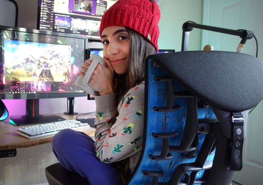 Herman Miller （ハーマンミラー）さんのインスタグラム写真 - (Herman Miller （ハーマンミラー）Instagram)「It’s getting cold outside—time to get cozy in the Embody Gaming Chair. It's bringing comfort to gamers worldwide, including @alyekly who told us “my quality of life while gaming and creating content has improved 100%.” Head to Herman Miller to discover your perfect gaming setup. #hmgaming」1月29日 2時00分 - hermanmiller
