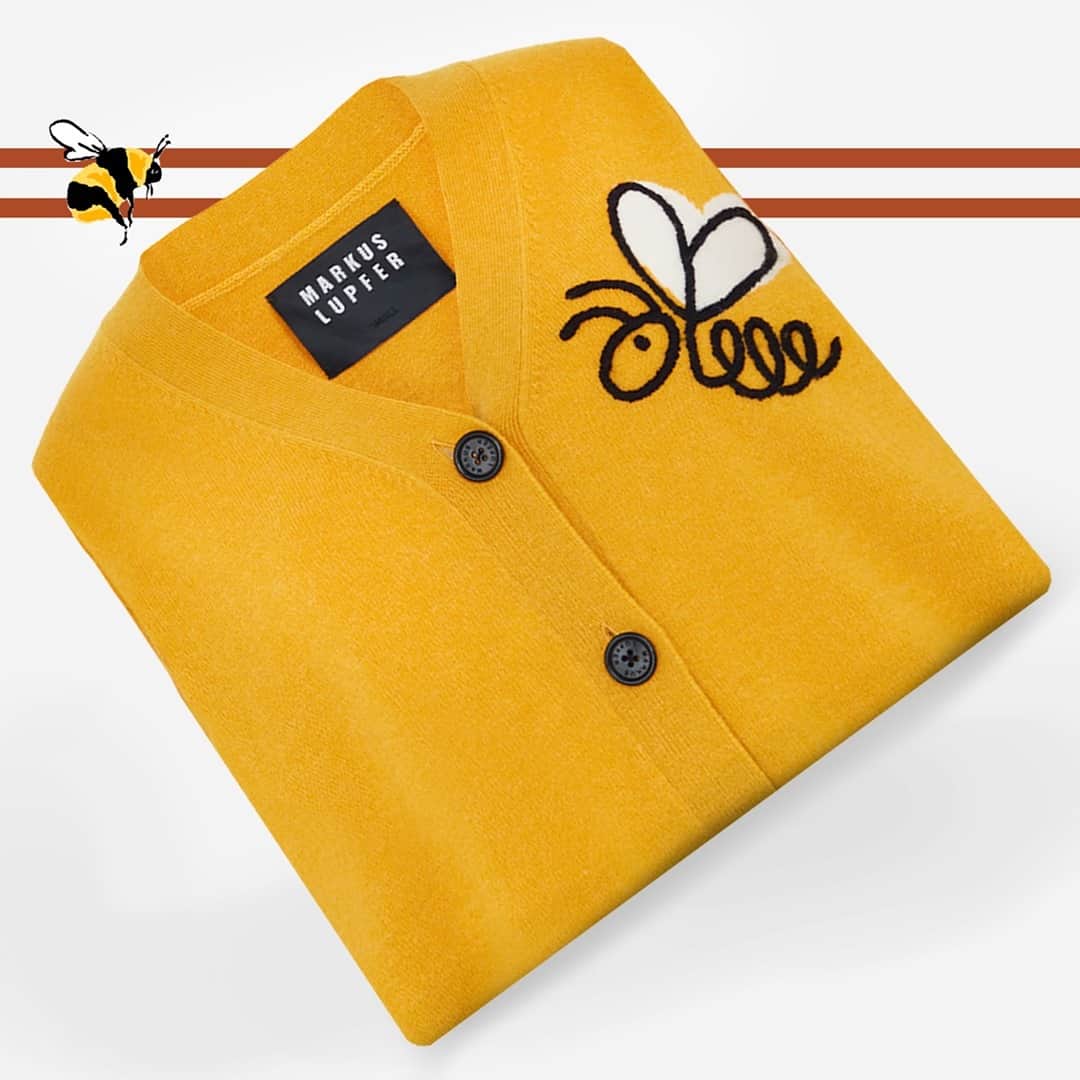 マーカスルプファーのインスタグラム：「Haven’t you heard the buzz? This merino wool cardigan features plastic free Corozo buttons, produced from the tagua nut!  #MarkusLupfer #MarkusLupferPS21 #Bees」