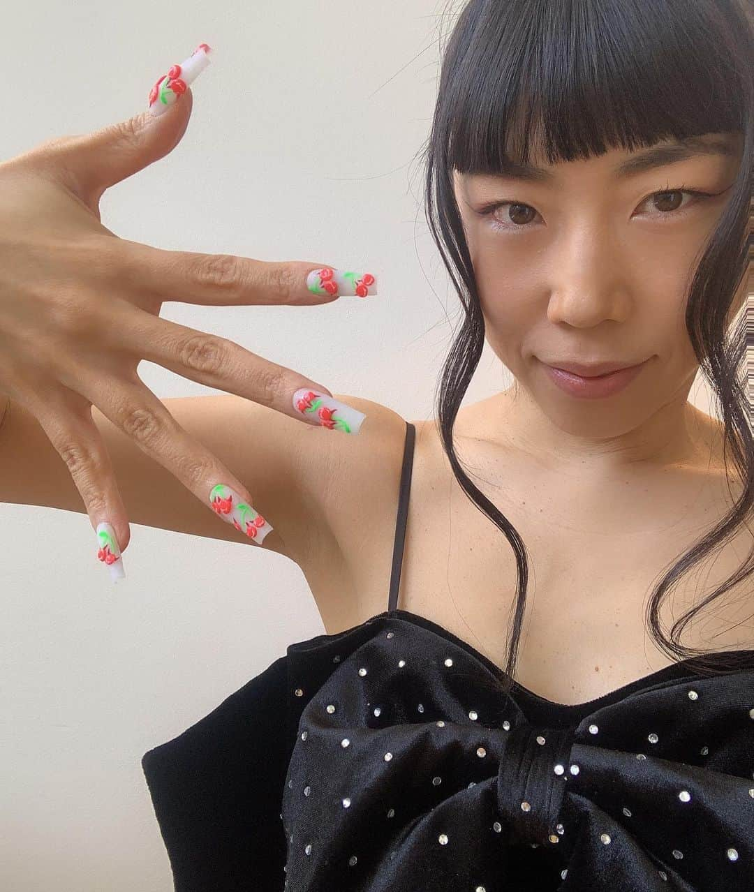 Mei Kawajiriさんのインスタグラム写真 - (Mei KawajiriInstagram)「@uooyaaofficial Perfect Valentines black bow dress🎀💓🎀💓❤️🌹 ✖️ Party Nails on the gloves & Under the gloves too‼️‼️‼️🧤🥰💜🌹🎶💗I love devil cherry under the gloves🍒Don’t Go to party , stay home party 🏡🍒🎶 #uooyaagirl  #nailsbymei」1月29日 2時00分 - nailsbymei