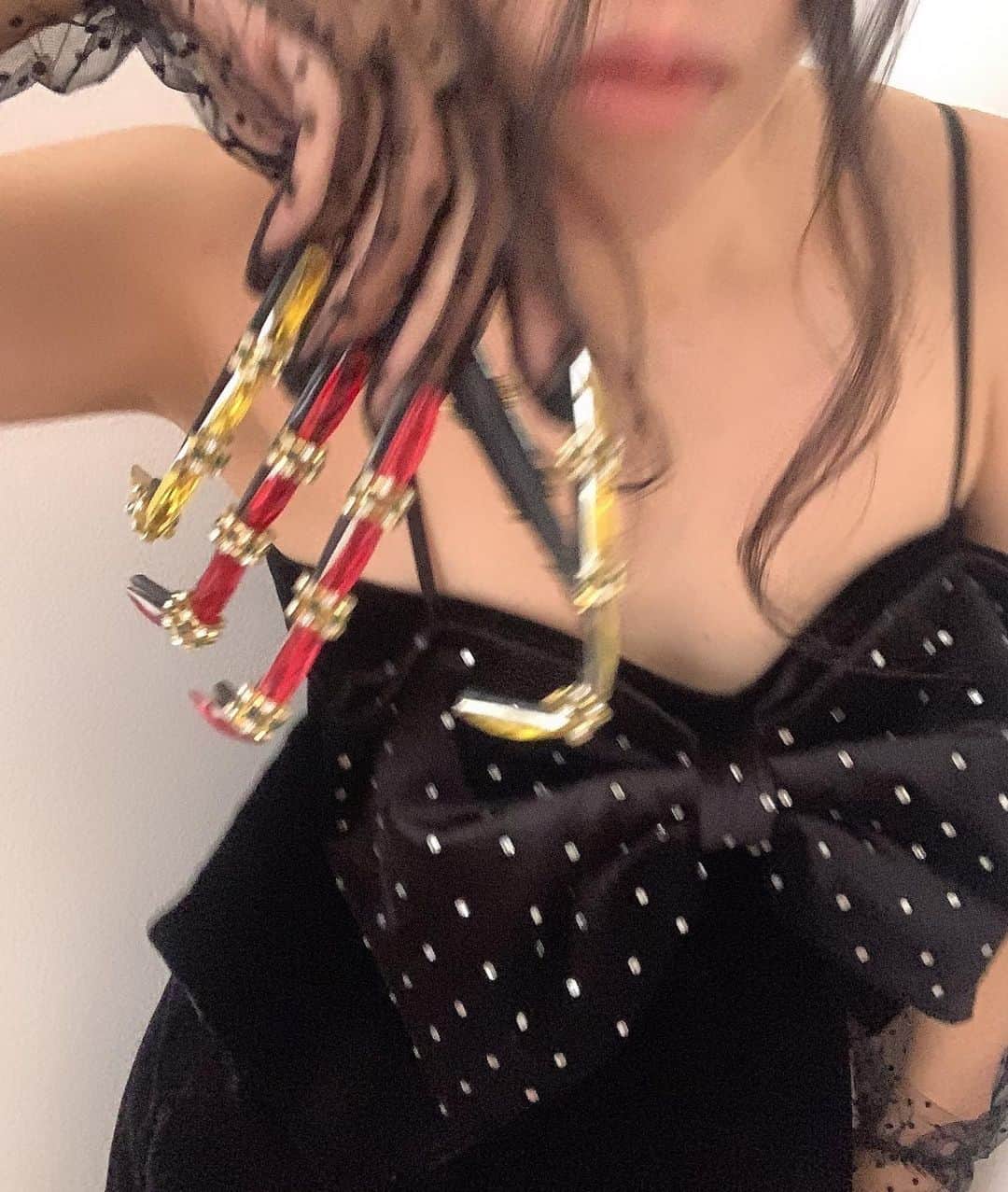 Mei Kawajiriさんのインスタグラム写真 - (Mei KawajiriInstagram)「@uooyaaofficial Perfect Valentines black bow dress🎀💓🎀💓❤️🌹 ✖️ Party Nails on the gloves & Under the gloves too‼️‼️‼️🧤🥰💜🌹🎶💗I love devil cherry under the gloves🍒Don’t Go to party , stay home party 🏡🍒🎶 #uooyaagirl  #nailsbymei」1月29日 2時00分 - nailsbymei