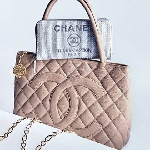 GILTのインスタグラム：「Your collection is waiting. Tap the link in bio to shop vintage #Chanel.」