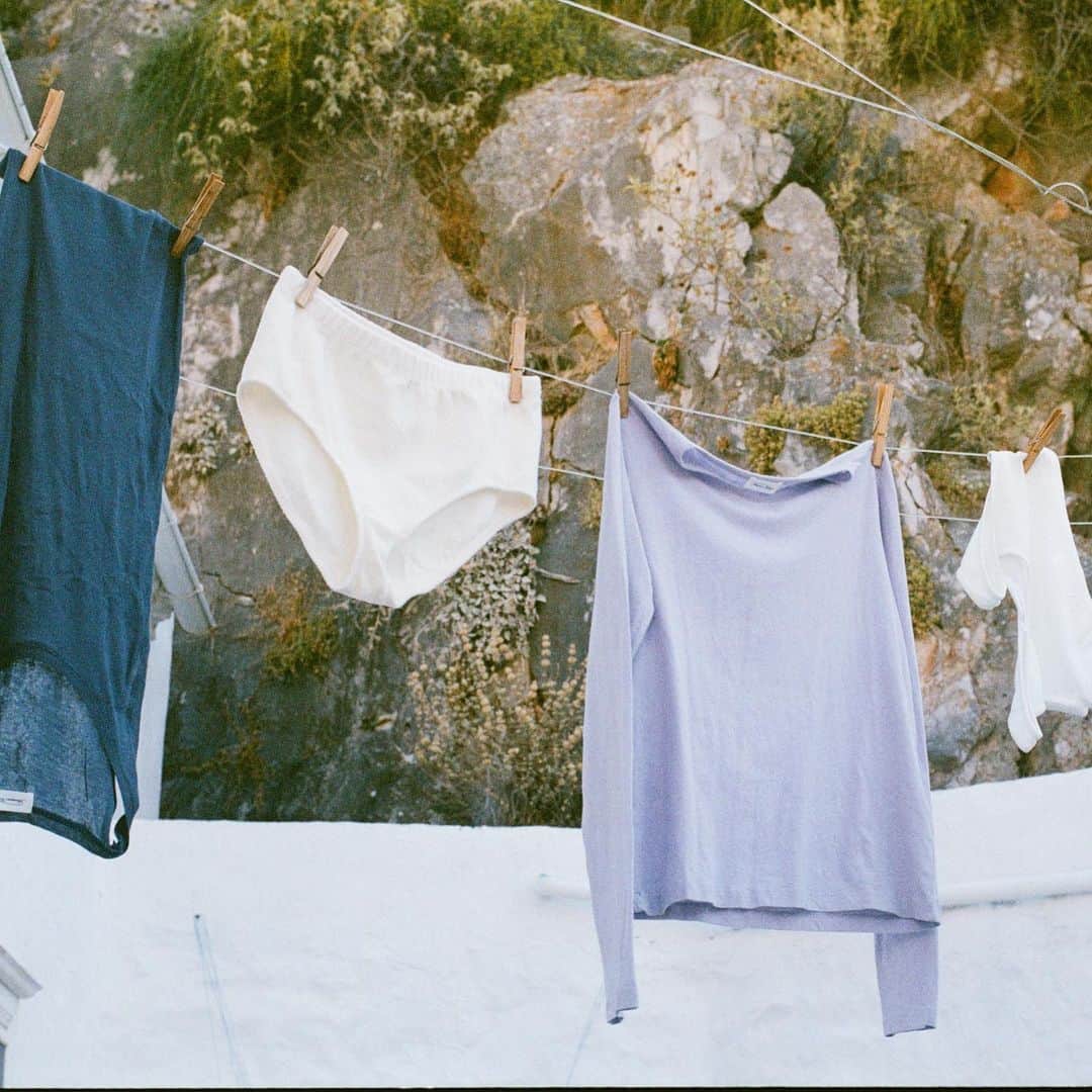 アメリカンビンテージのインスタグラム：「Simplicity is not only an aesthetic choice at American Vintage, it’s an all-encompassing lifestyle. 💙 @sophievanderperre @danielle.kempen  . #americanvintage #americanvintagewomen #womenswear #fashion #hydra #greece」