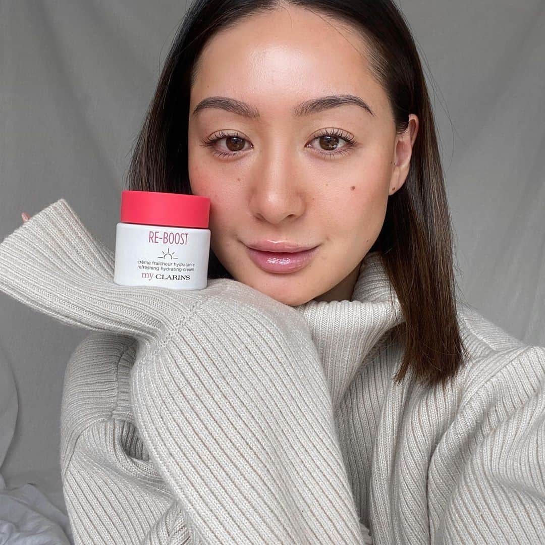 ClarinsUKさんのインスタグラム写真 - (ClarinsUKInstagram)「If like @monicadong hydration is at the 🔝 of your moisturiser must-haves, look no further than My Clarins Refreshing Hydrating Cream.   Our hydrating face cream is made with 89% ingredients of natural origin and delicious fruit extracts to take your skin from feeling ‘meh’ to looking fresh 🌱  #MyClarins #SkinCare #HydratingCream」1月29日 2時02分 - clarinsuk