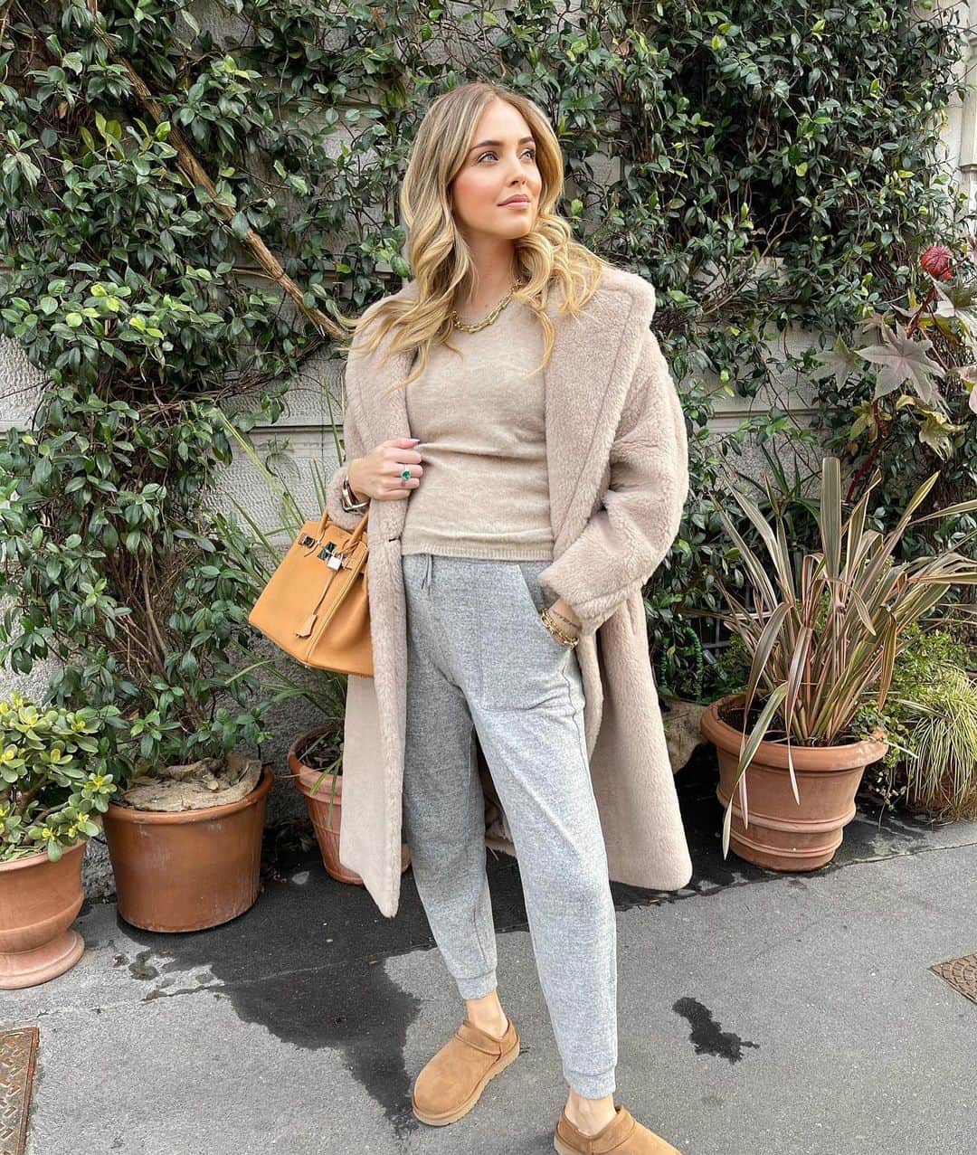 CALZEDONIAさんのインスタグラム写真 - (CALZEDONIAInstagram)「Super comfy look today with our new Joggers: from home and beyond ! [MODP1054] #ChiaraWearsCalzedonia #calzedonia #italianLegwear #FeelGoodinCalzedonia」1月29日 2時14分 - calzedonia