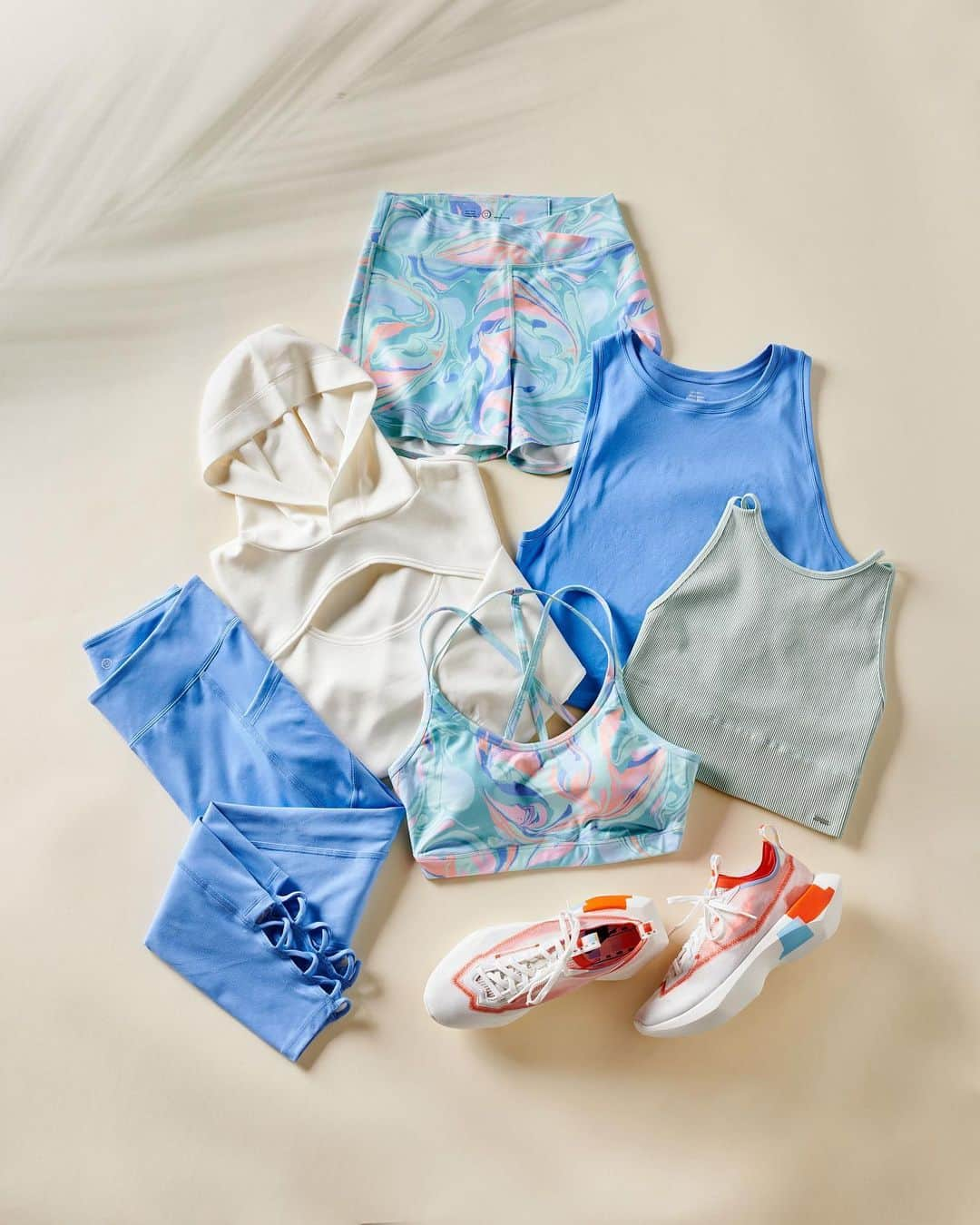 Hollister Co.さんのインスタグラム写真 - (Hollister Co.Instagram)「Battery on low? Recharge in new #GillyHicks Go activewear.」1月29日 2時07分 - hollister