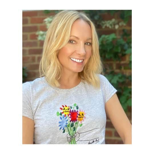 ジョアン・フロッグガットのインスタグラム：「A belated thank you to the super talented @haydenkays for putting a smile on my lockdown face with this sassy T. Love it! ❤️ 🌺」