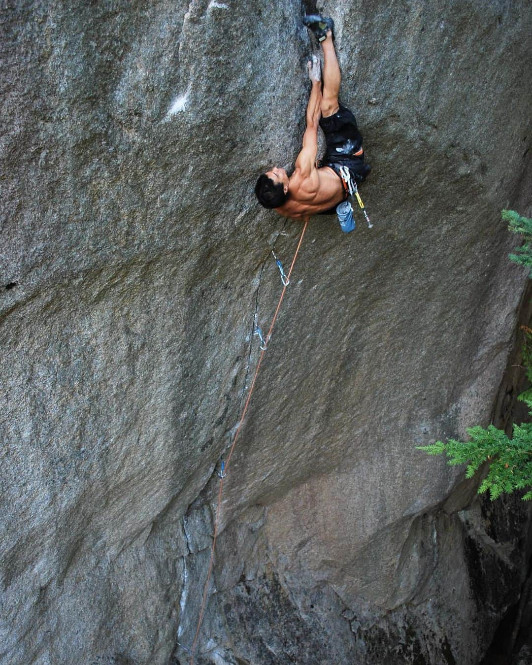 平山ユージさんのインスタグラム写真 - (平山ユージInstagram)「One of the memorable ascent Cobra crack 5.14 Squamish,Canada 🇨🇦 2009  記憶に残る成功の一つ、カナダ🇨🇦はスコーミッシュにあるコブラクラック 5.14  Photo @shogoclimbing  @bc_mgmt  @thenorthfacejp  @beal.official  @blackdiamond  @climbskinspain  @carbongrip  @rustamclimbing  @basecamponlineshop  @basecamp.import」1月29日 2時09分 - yuji_hirayama_stonerider