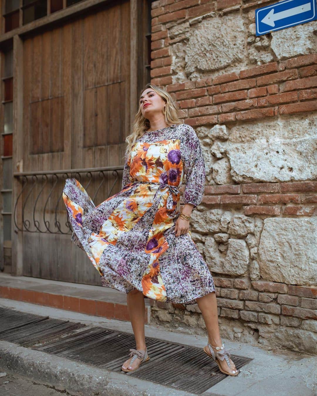 アリサ・ラモスのインスタグラム：「I have a new lewk for my YouTube channel, and you can also find my Cuba documentary there that I’m officially announcing tomorrow!  Please subscribe to my channel if you like video content since I don’t always post my longer videos on here!   The link is YouTube.com/c/mylifesatravelmovie !  Making a video series has been something I’ve wanted to do for years, but never had time to put it together (I have video footage from over 100 countries!). Obviously now I have some extra time, so I’m very excited to jump on my 2021 video goal!  Aside from my documentary series called “In Their Voices”, which interviews young artists/entrepreneurs/influencers in places with a falsely advertised reality and also in places with negative stereotypes, I’m going to be using all of my past footage and present narration to drop knowledge in an entertaining way (wine might be involved) in a series I’m calling Travel University.  If you’ve found my captions here interesting, informative, honest, and occasionally witty/hilarious, just imagine me speaking them on camera...where my facial expressions tell no lies about how I really feel 😂  Do you like the idea of informative/entertaining travel shows? Should I attempt it while tipsy like the show Drunk History? 😂  📸 Some final shots by @yaas_valdes wearing @dadorhavana in #havana #cuba  #2021goals #intheirvoices #traveluniversity #mylifesatravelmovie #solotravel #photoshoot #ootd #gltlove #wearetravelgirls #dametraveler」